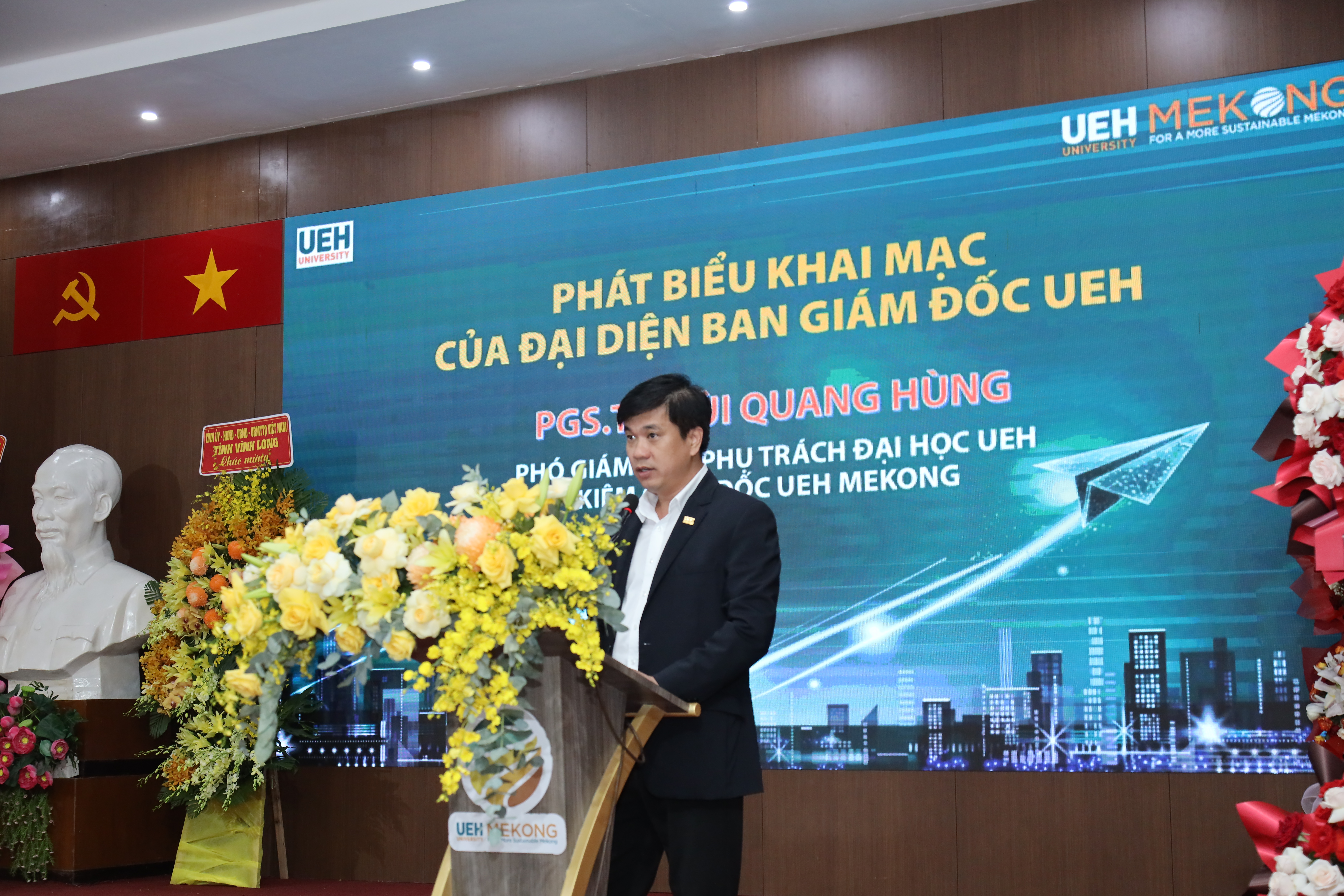 PGS.TS Bùi Quang Hùng – Phó Giám đốc phụ trách UEH,  kiêm Giám đốc UEH Mekong phát biểu khai mạc