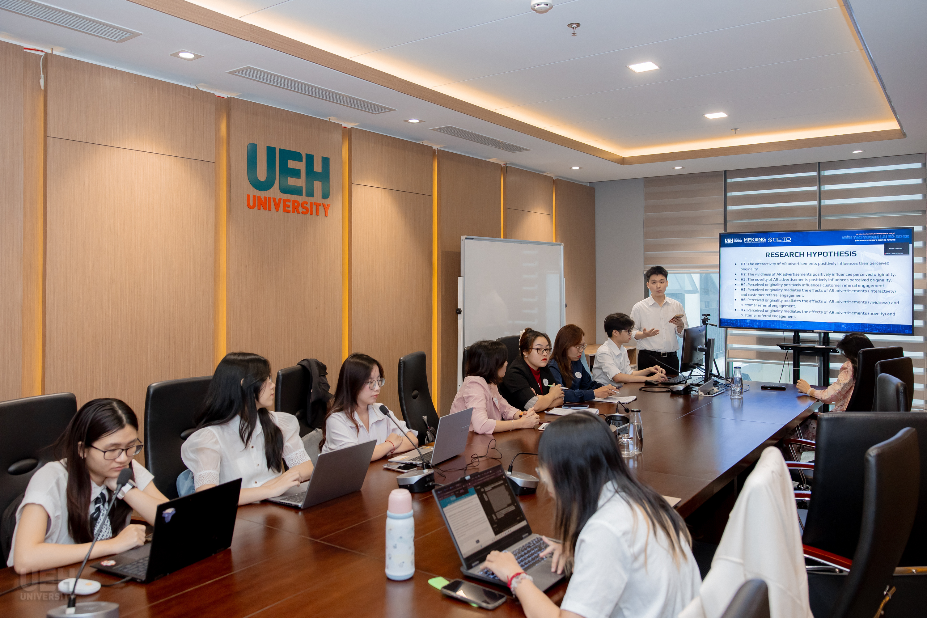 Cac-phien-thao-luan-song-song-dien-ra-soi-noi-voi-su-tham-gia-tu-cac-ban-sinh-vien-