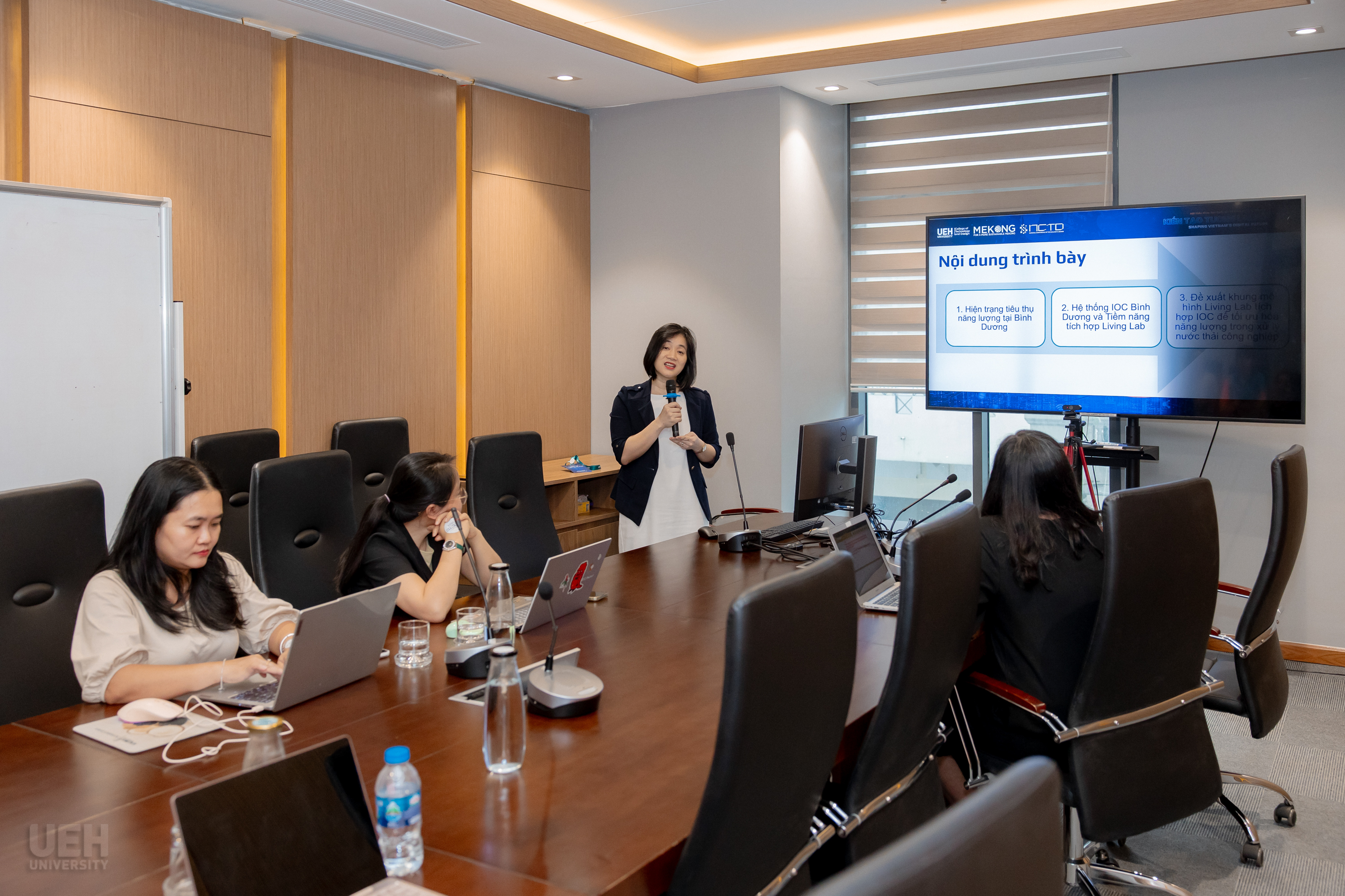 Cac-phien-thao-luan-song-song-dien-ra-soi-noi-voi-su-tham-gia-tu-cac-ban-sinh-vien-