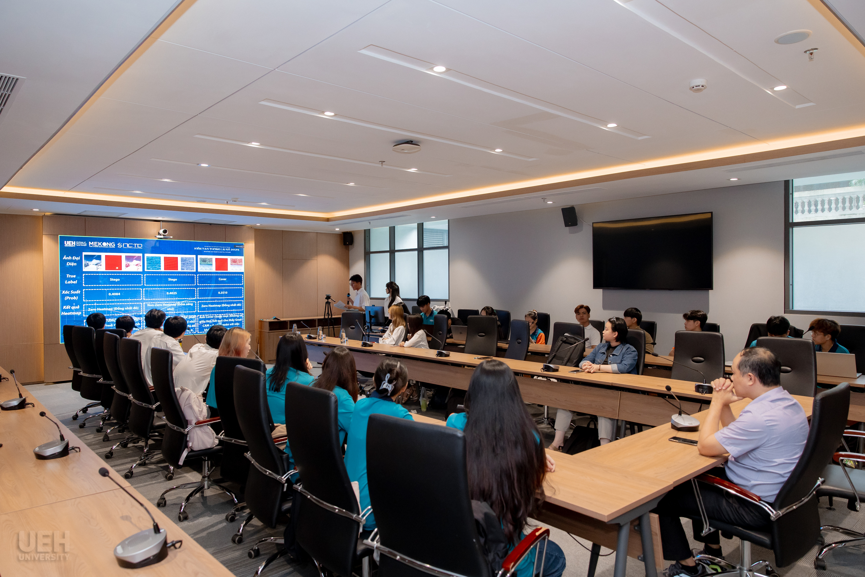 Cac-phien-thao-luan-song-song-dien-ra-soi-noi-voi-su-tham-gia-tu-cac-ban-sinh-vien-