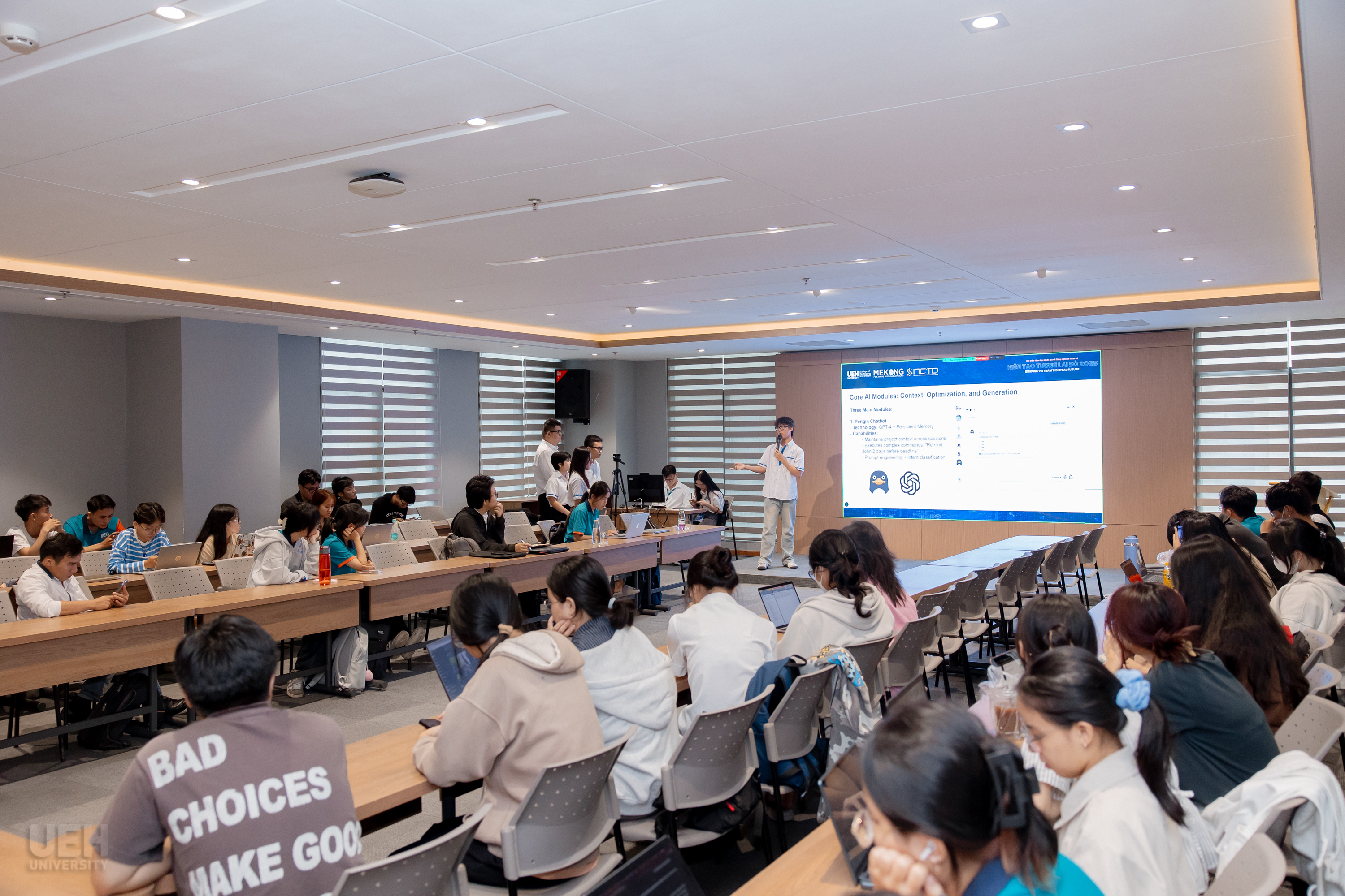 Cac-phien-thao-luan-song-song-dien-ra-soi-noi-voi-su-tham-gia-tu-cac-ban-sinh-vien