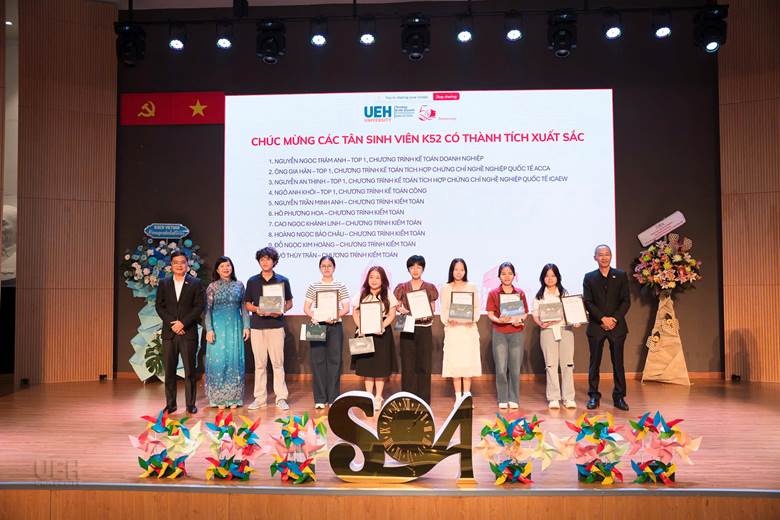 A group of people on a stage holding certificates

AI-generated content may be incorrect.