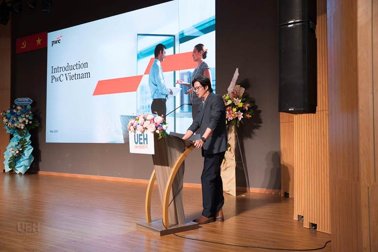 A person standing at a podium

AI-generated content may be incorrect.