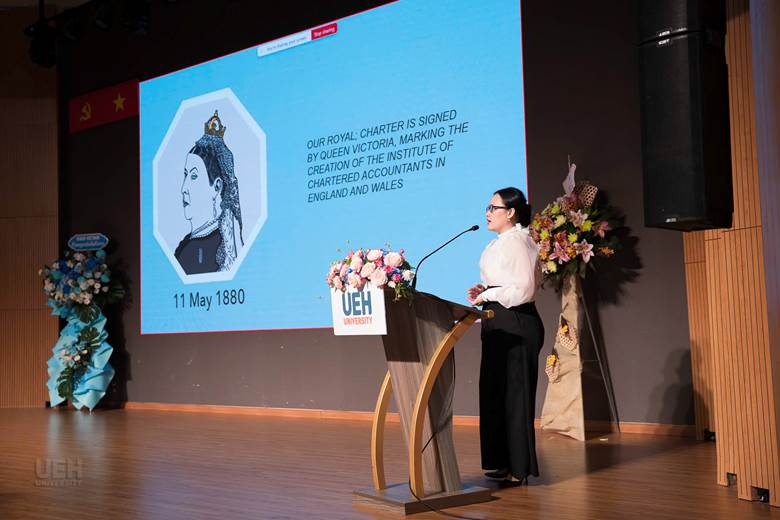 A person standing at a podium

AI-generated content may be incorrect.