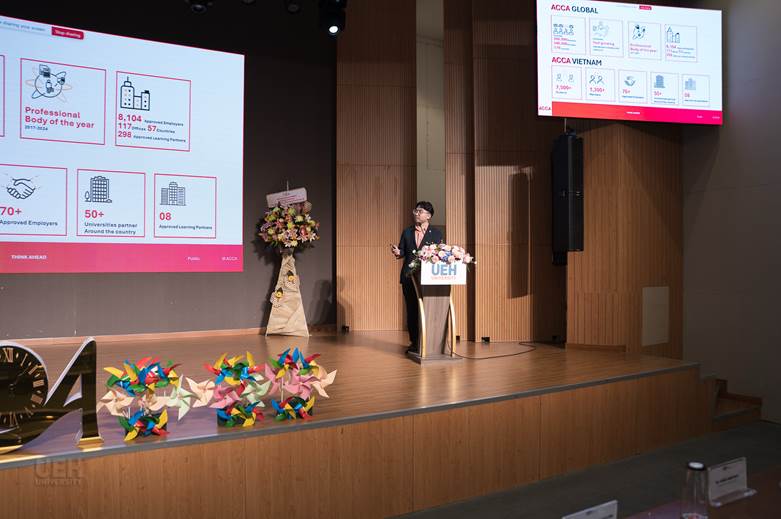 A person standing on a stage

AI-generated content may be incorrect.