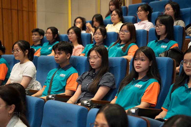A group of people sitting in a lecture hall

AI-generated content may be incorrect.