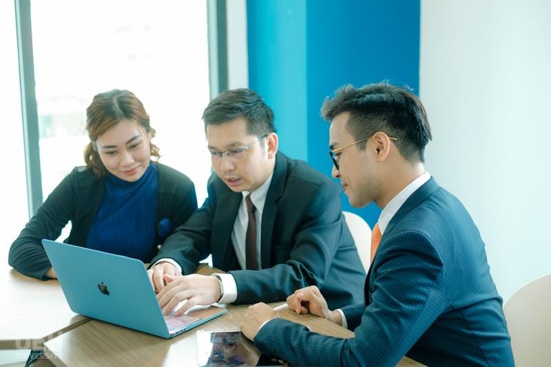 https://www.ueh.edu.vn/images/upload/editer/20250114074851_ueh-cong-bo-va-trao-nghi-quyet-thanh-lap-ban-bao-dam-chat-luong-va-kiem-soat-noi-bo-va-quyet-dinh-bo-nhiem-lanh-dao-ban-lam-thoi-1.jpg