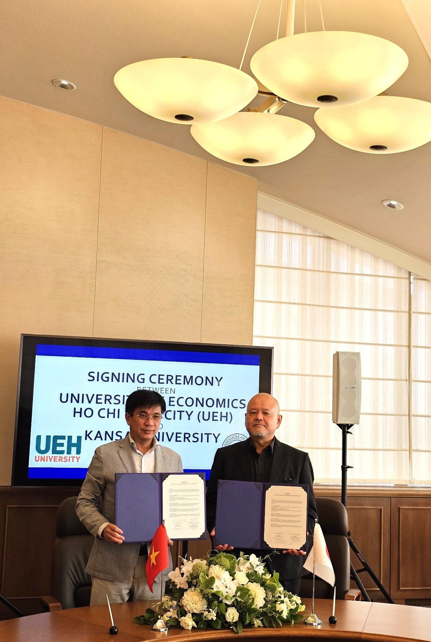 Hình 5. UEH và Đại học Kansai ký thư bày tỏ ý định hợp tác (Letter of Intent).