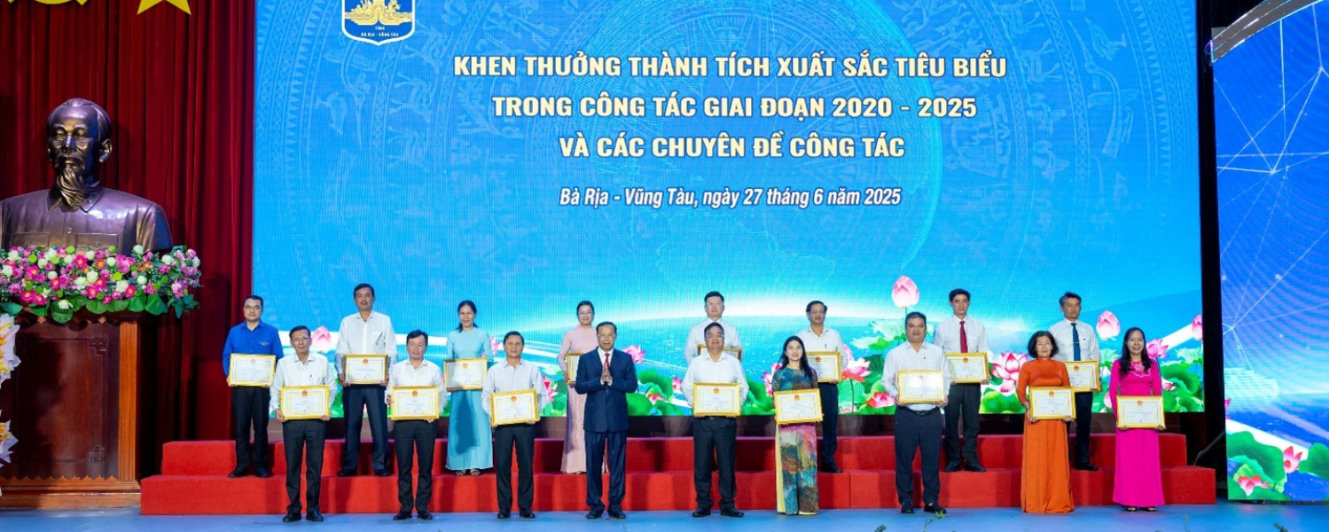 UEH Honored with Certificate of Merit from Ba Ria - Vung Tau Provincial People’s Committee for Contributions to Socio-Economic Development
