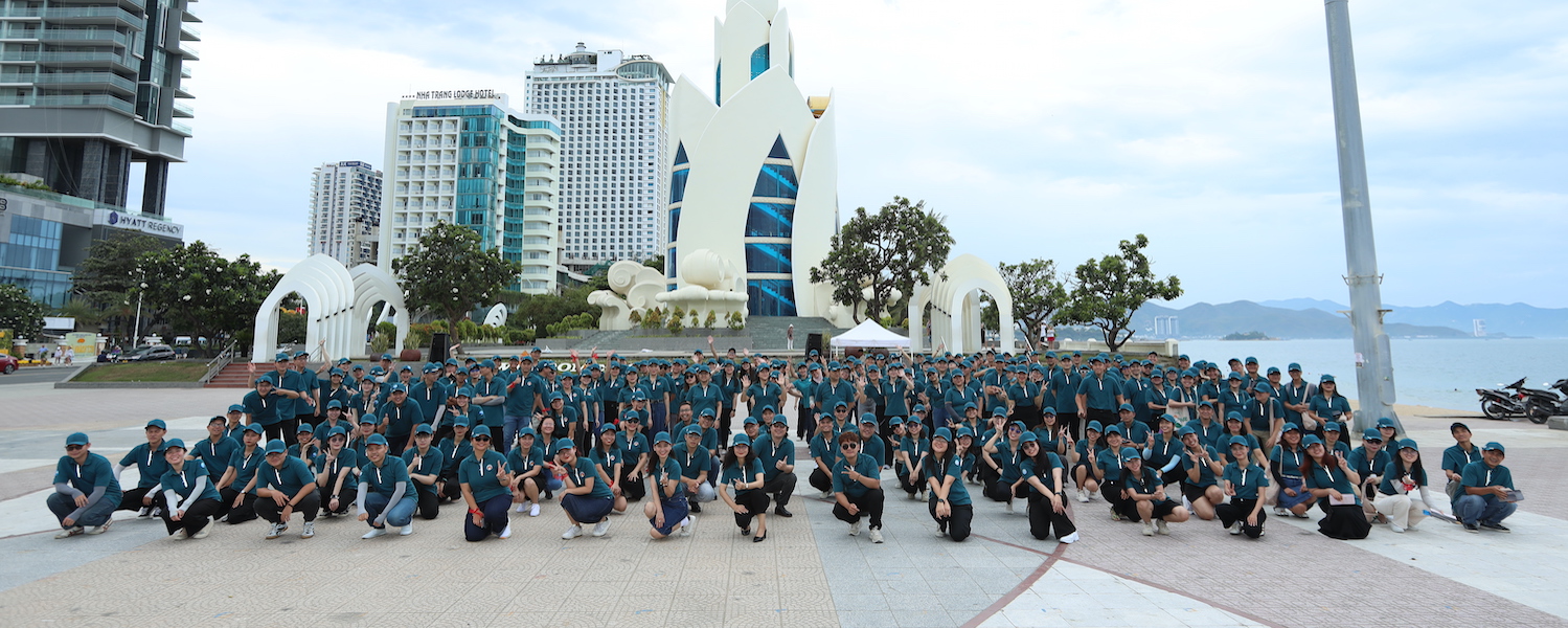 [UEH Day 2025 - Ngày 1] Hành trình truyền cảm hứng vì cộng đồng, môi trường và xã hội của 900 UEHers tại Khánh Hòa
