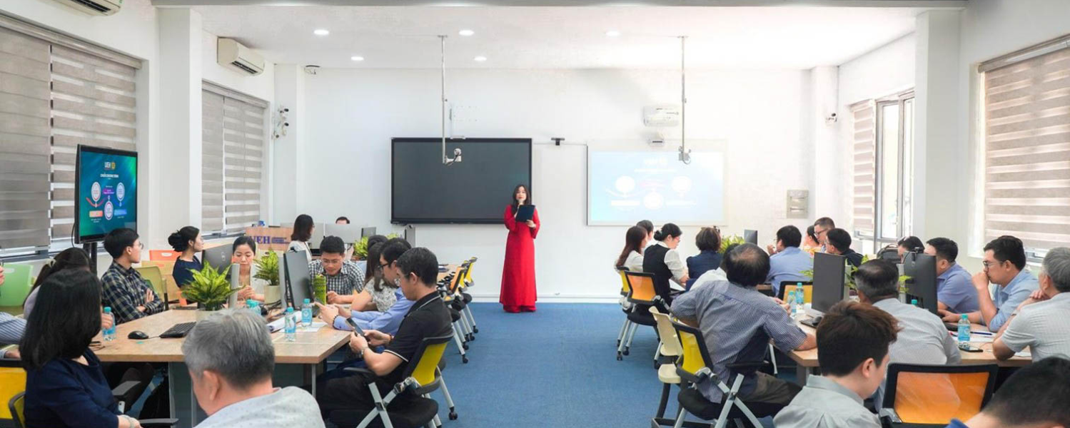 UEH Hosts Training Course: “Happy Lecturers – Happy University”