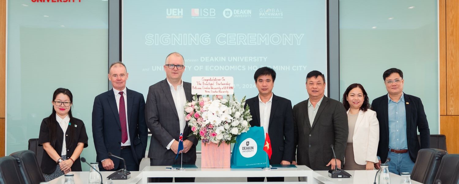 UEH signing a Memorandum of Agreement with Deakin University

