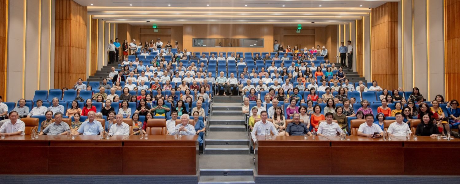 University Day Series: Meeting of retired lecturers to celebrate 41 years of Vietnamese Teachers' Day and welcoming the Multidisciplinary and Sustainable UEH University 

