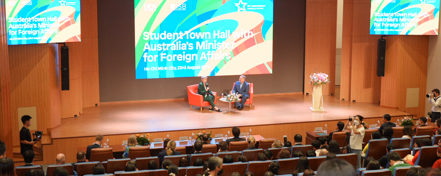 Australian Foreign Minister visiting and talking to UEH students
