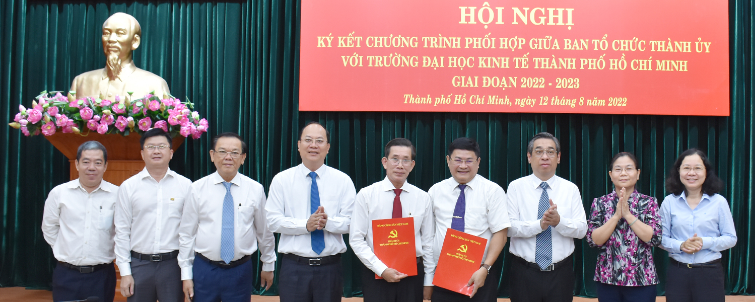 UEH and the Organizing Committee of the Ho Chi Minh City Party Committee officially signing a cooperation program for the period of 2022-2023