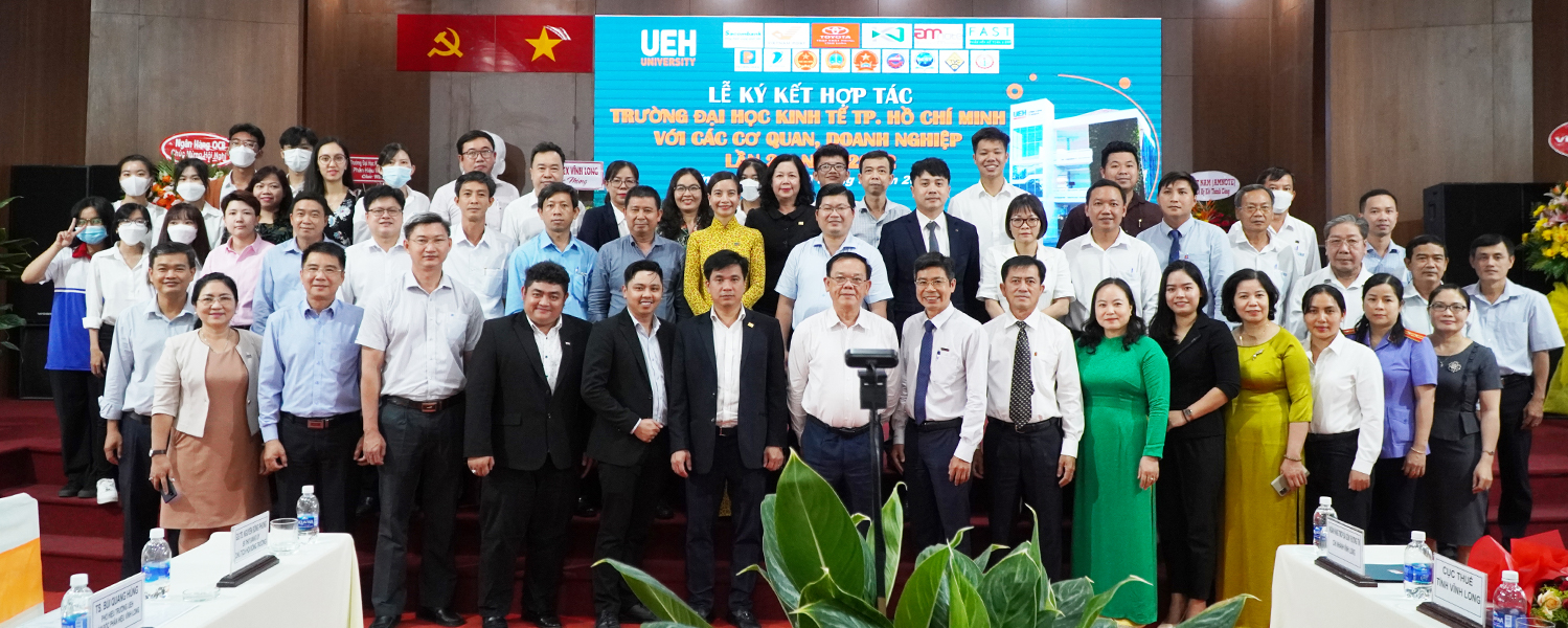 UEH holding the 2nd Cooperation Signing Ceremony with Agencies and Enterprises in 2022 at UEH Vinh Long Branch
