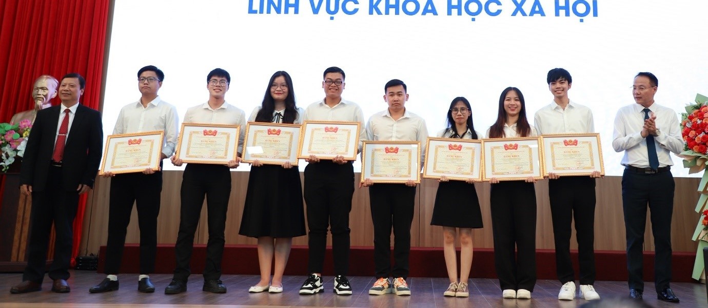 Students of University of Economics Ho Chi Minh City excellently awarded at the 2023 Science and Technology Awards for students in higher education institutions

