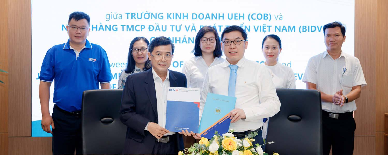 Cooperation Signing Ceremony And Awarding “Knowledge Bookcase” Between UEH College Of Business And Bidv Ben Nghe Branch