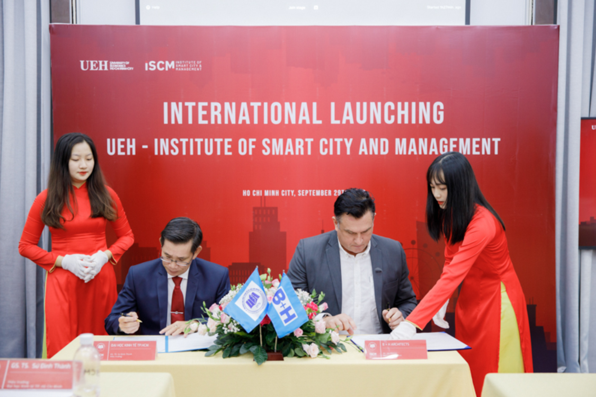 UEH internationally launches the Institute of Smart Cities and Management, awards the international competition "Future City: Smart Design for the Post-Pandemic World"