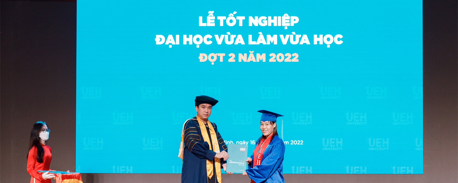 UEH Organizing the Graduation Ceremony for Part-time Mode for the 2nd time in 2022 for 233 New Graduates