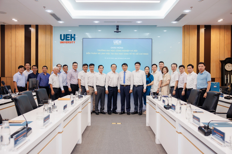 The delegation of Hanoi University of Industry and University of Economics - University of Danang visiting and learning the experiences in university administration at UEH