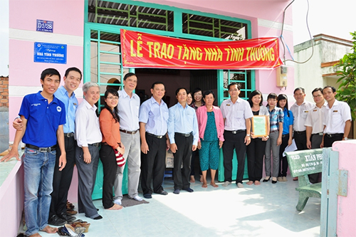 UEH bàn giao 6 căn nhà tình thương cho các hộ gia đình tại xã Phong Phú ...