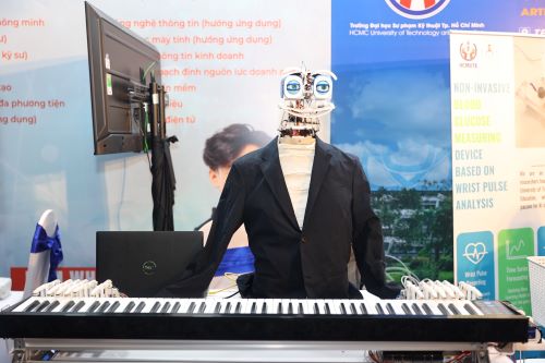 Piano VR, a piano-playing robot that attracts experiencers at AI4VN - UEH