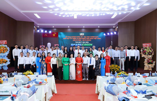 UEH - Vinh Long Campus organized the Opening Ceremony of Full-time K49 ...