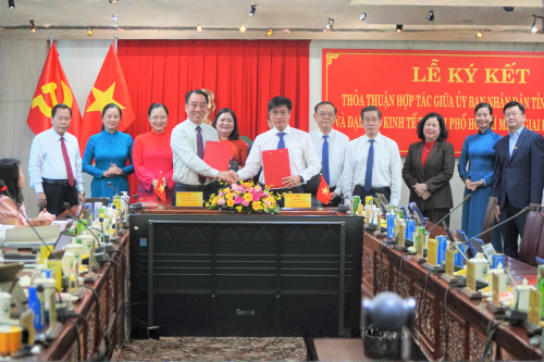 University of Economics Ho Chi Minh City (UEH) and Vinh Long Provincial People's Committee Sign Cooperation Agreement for the 2025-2030 Period
