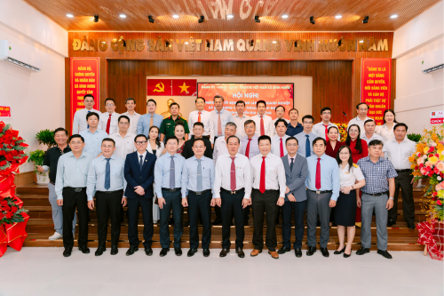 UEH Signs University-Enterprise Cooperation Agreement in Binh Hung Commune, Promoting Local Private Economic Development
