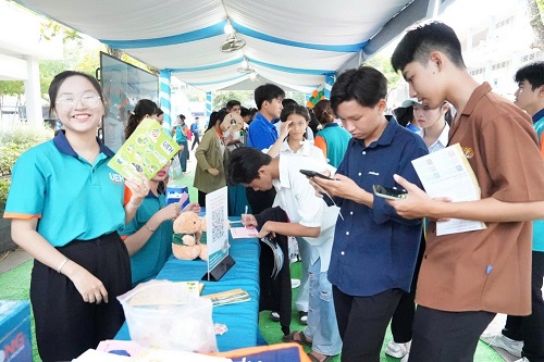 Hơn 2.000 học sinh tham gia Ngày hội tư vấn hướng nghiệp - tuyển sinh tại UEH MeKong