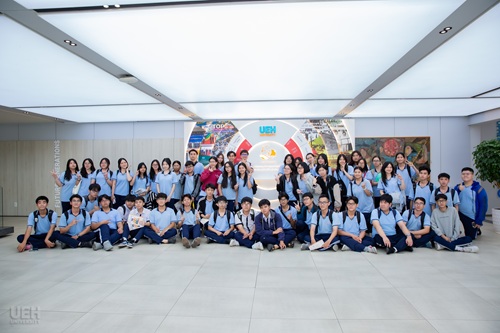Trường THPT Ten Lơ Man (TP.HCM) trải nghiệm chương trình “Khám phá tiềm năng cùng UEH”
