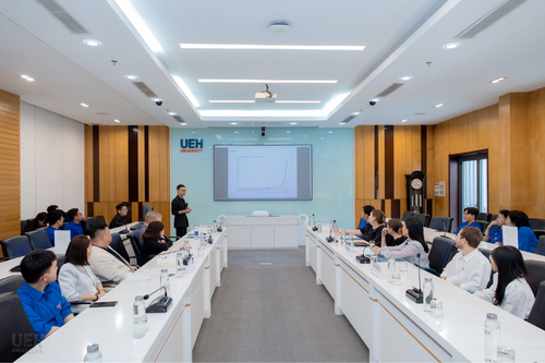 UEH proudly welcomes the Delegation of the Australian Political Exchange Council 
