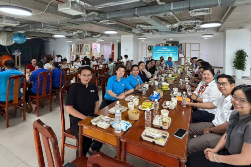 UEH Trade Union organizes "Union Meal" and presents support gifts to Union members facing disadvantaged circumstances