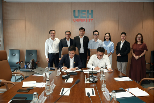 UEH College of Business and Royal Tourism and Restaurant Services Joint Stock Company Sign a Memorandum of Understanding